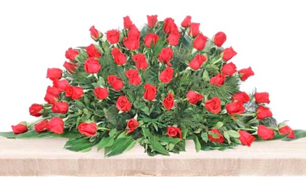 Almohadón de rosas con cinta funeraria