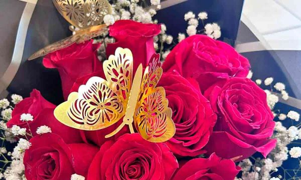 Ramo de rosas rojas en papel coreano y mariposas