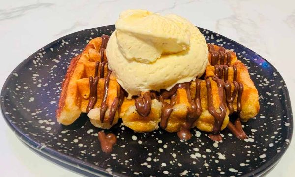 Gofre chocolate con helado vainilla