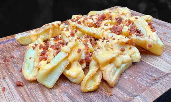Patatas cheddar con bacon