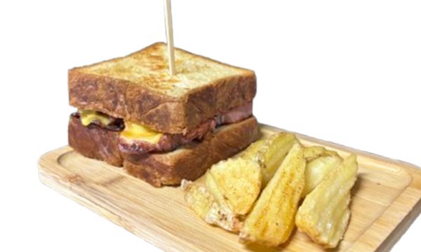 Sándwich de bacon y queso con patatas fritas