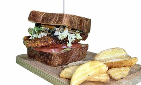 Sándwich de pollo crunchy y patatas fritas