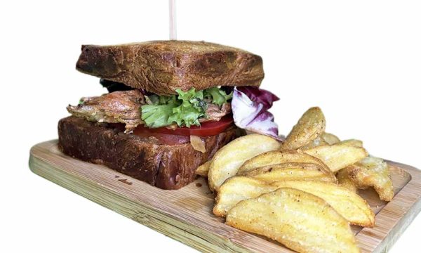 Sándwich de presa ibérica y patatas fritas
