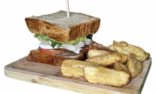 Sándwich vegetal y patatas fritas