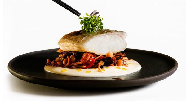 Bacalao confitado a baja temperatura con beurre blanc, garbanzos y verduritas