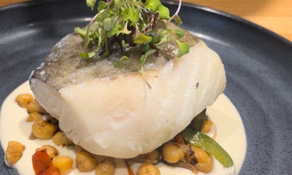 Bacalao confitado a baja temperatura con beurre blanc, garbanzos y verduritas