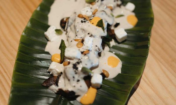 Berenjena a la llama, romesco y queso feta