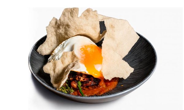 Chipirones salteados con cebollita pochada, bimi y huevo frito