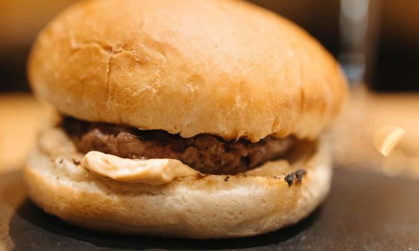Nuestra hamburguesa de ternera madurada con mayonesa ahumada