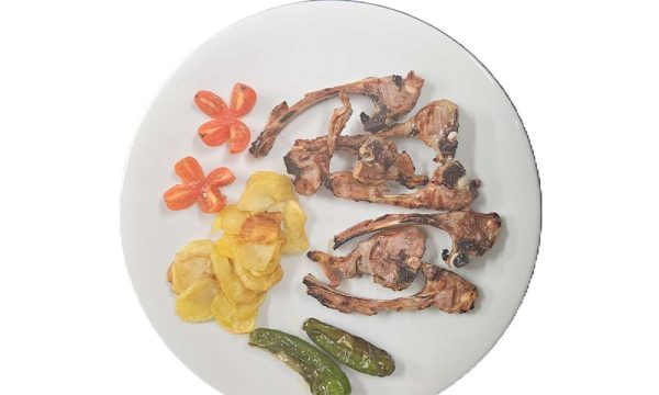 Chuletas de cabrito a la brasa, patatas y verduras