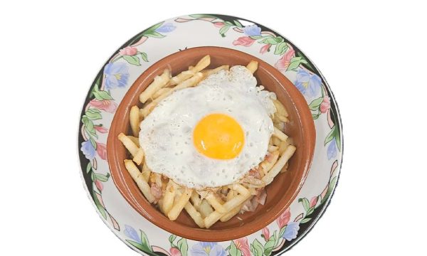 Huevos estrellados con patatas, jamón y queso