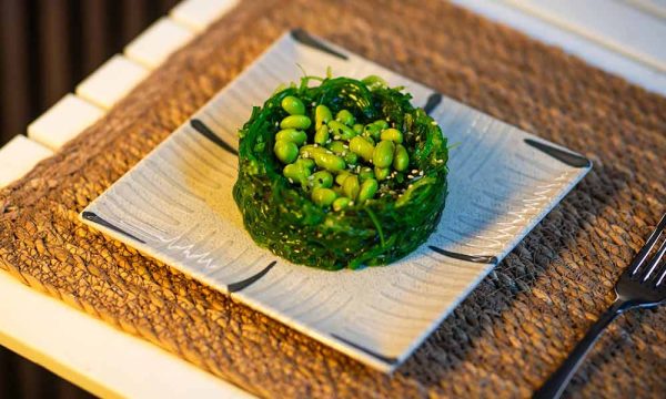 Ensalada de wakame y edamame