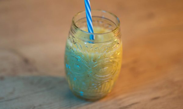 Smoothie de mango, piña, melón y kiwi