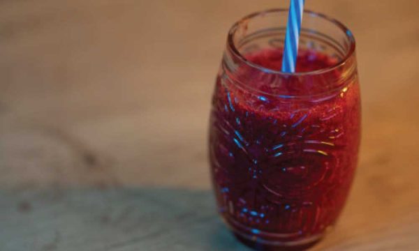 Smoothie de fresa, plátano, arándano y acai