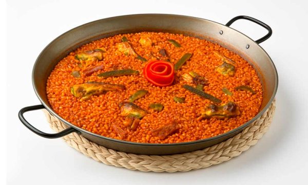 Arroz con conejo en paellera