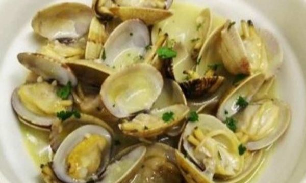 Almejas al Vino Blanco