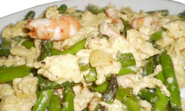 Revuelto de Espárragos con Gambas