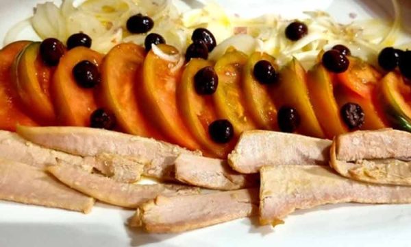 Tomate, Ventresca, Cebolla Tierna y Encurtidos
