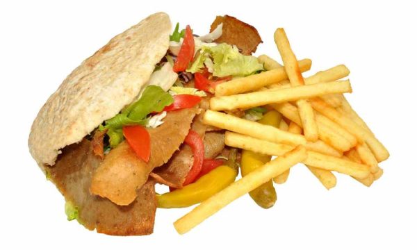 89. Kebab con patatas y queso gratinado