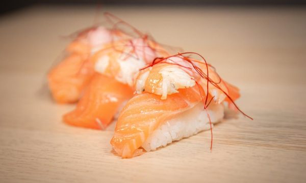 26. Nigiri Brutus Salmón (3 piezas)