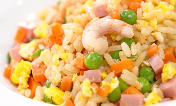 20. Arroz frito tres delicias con gambas